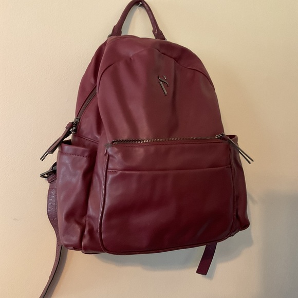 Elegant Simply Vera Burgundy Leather Backpack - Picture 7 of 9